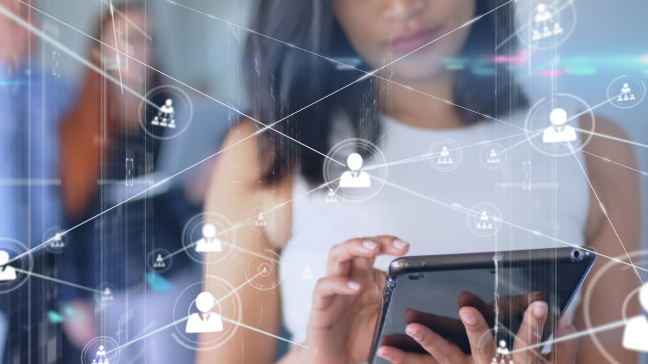 animación de la red de conexiones a través de mujeres de negocios biraciales que usan teléfonos inteligentes