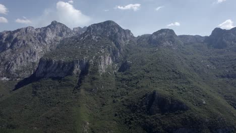 Video-De-Dron-De-Toma-Lateral-&quot;deslizador&quot;-En-Sh21,-Albania,-Con-Las-Montañas-Al-Frente-Como-Toma-Principal