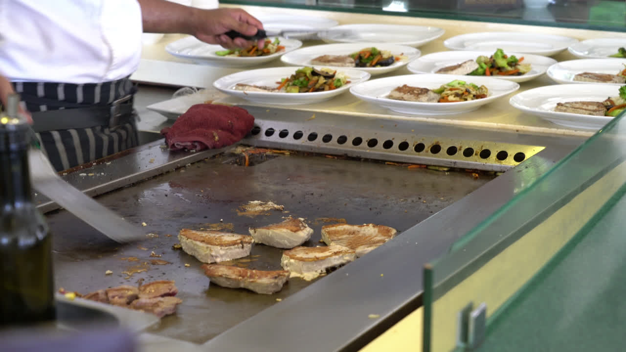 filete de atún frito en sartén
