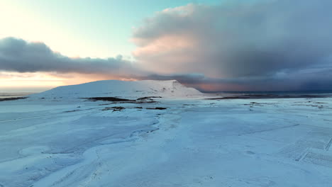 Dunkle-Schauer,-Die-Von-Der-Untergehenden-Sonne-über-Den-Schneebedeckten-Leira-Ebenen-In-Island-Beleuchtet-Werden