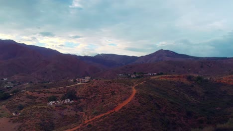 drone volando hacia atrás en un día nublado en las montañas