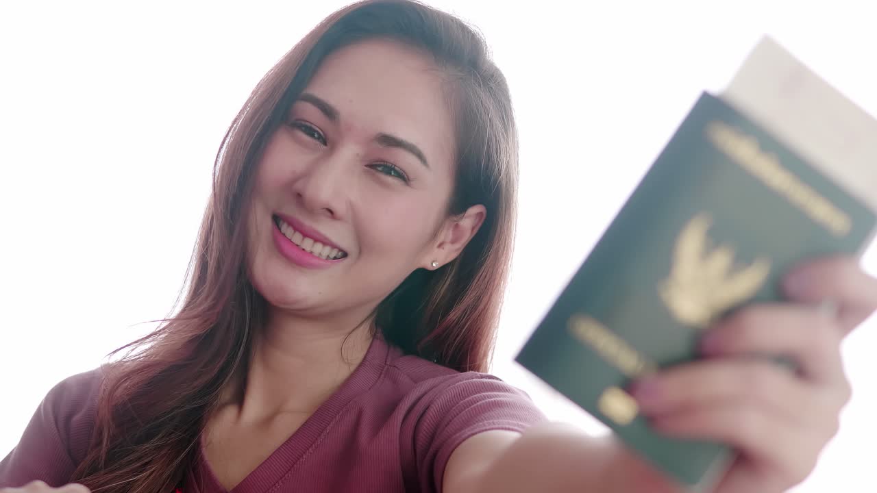 retrato feliz de mujer con su pasaporte y tarjeta de crédito antes de viajar