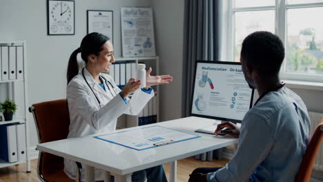 el médico discutiendo la medicación con el paciente