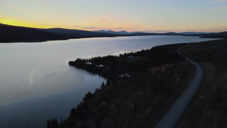 Lago-Atlin-Hermosa-Puesta-De-Sol,-Camino-Junto-Al-Lago,-Canadá