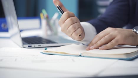 Close-up-businessman-taking-notes,-writing.