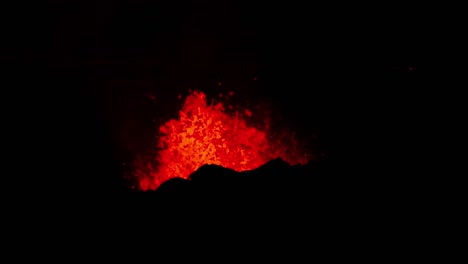 salpicando magma fundido rojo caliente del volcán activo, litli hrutur