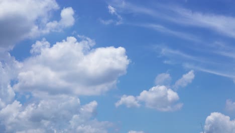 Timelapse-De-Nubes-En-Un-Día-Soleado-Con-Cielos-Azules