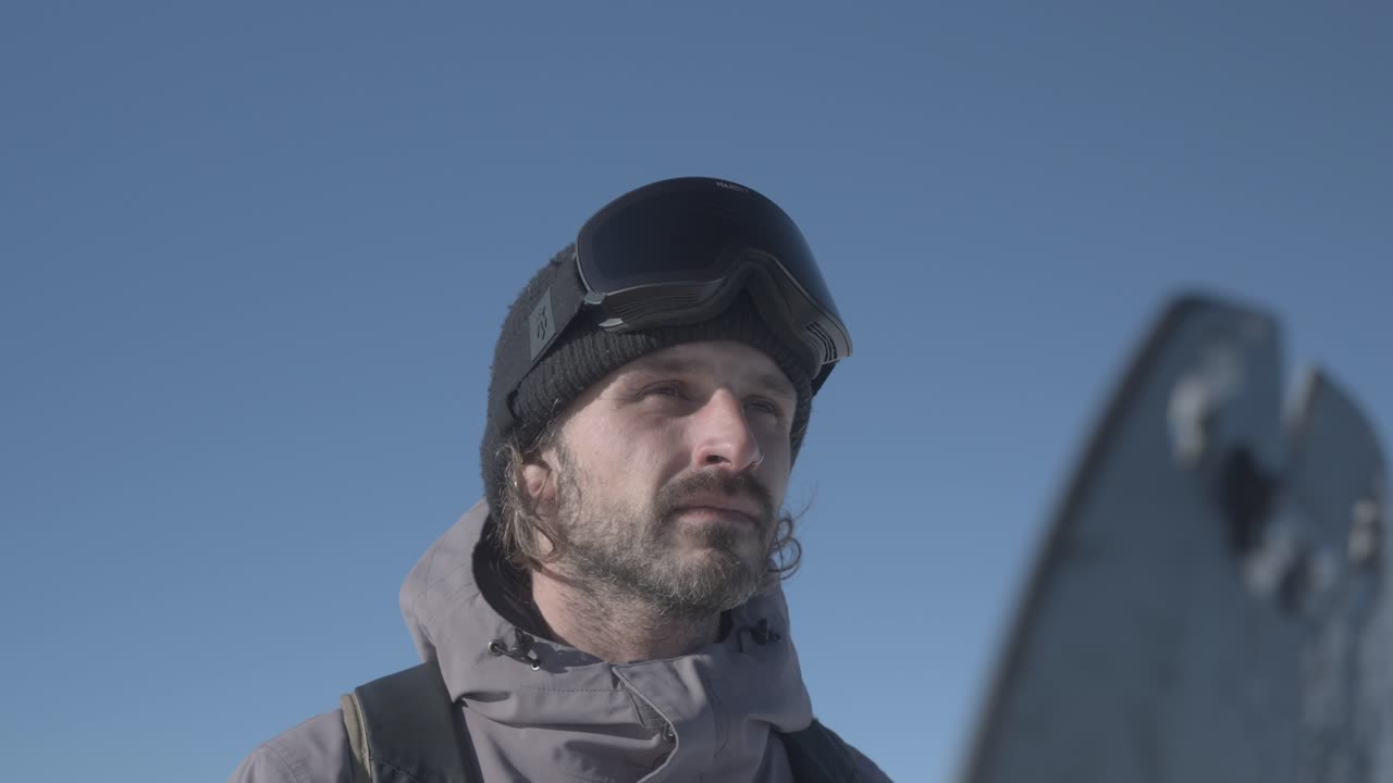 snowboarder con splitboard en hokkaido, japón bajo un cielo azul claro