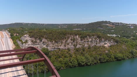 imágenes de drones revelan el puente pennybacker 360 en austin, texas