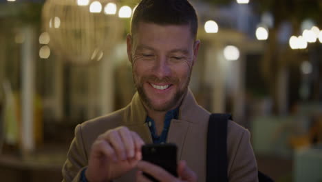 retrato de un joven turista guapo que usa un teléfono inteligente enviando mensajes de texto disfrutando de la navegación en línea enviando mensajes de texto en cámara lenta en el teléfono móvil