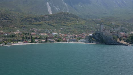 Toma-Aérea-Acercándose-A-Las-Costas-De-Malcesine-Italia