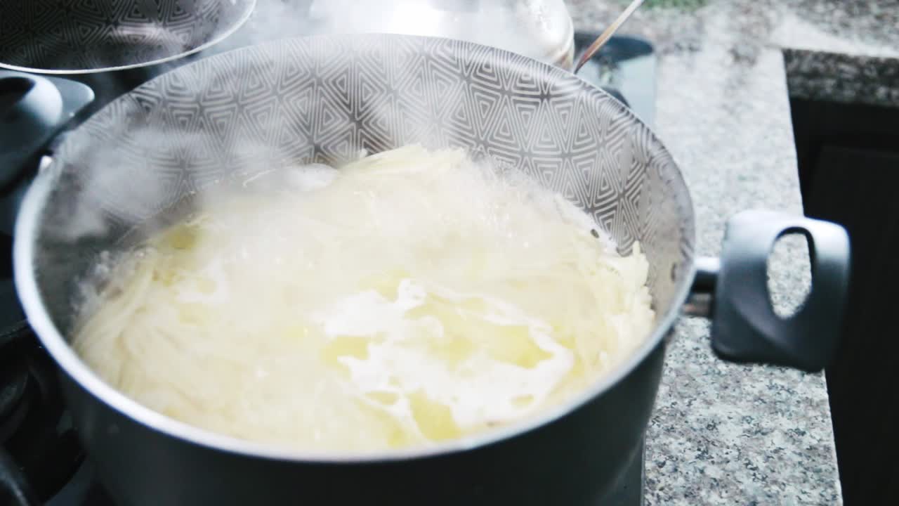 Preparazione casalinga di spaghetti in acqua bollente.