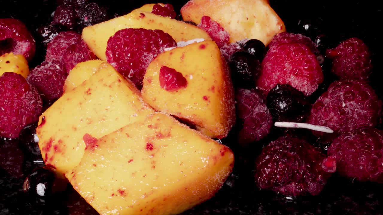 냉동 혼합 과일, 얼음 녹는 것, 시간 경과 영상을 보여주는 클로즈업 샷