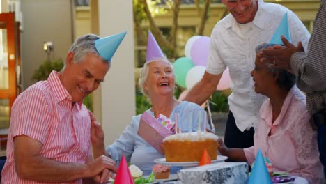Senioren-Feiern-Einen-Geburtstag-4k