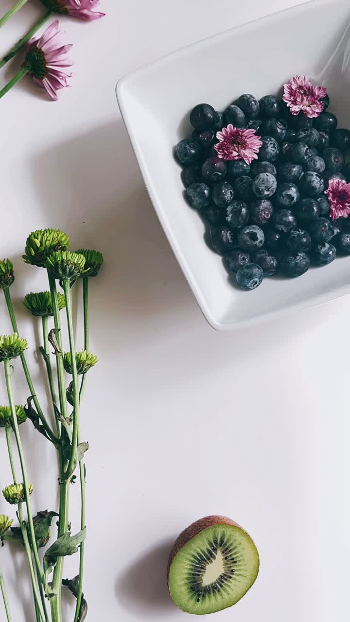 신선한 블루베리와 꽃이 있는 키위