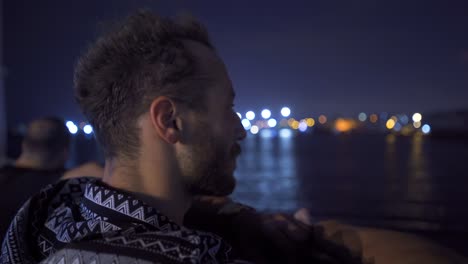 Viajando-En-Un-Barco-De-Noche-En-El-Mar.