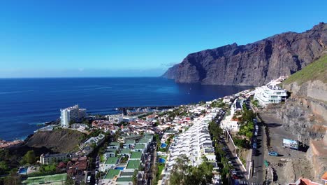los gigantes aerial de puerto, ciudad turística en tenerife, islas canarias españa