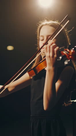 una joven tocando el violín.