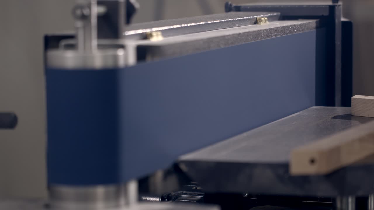 벨트 샌더로 목재 가공 공정