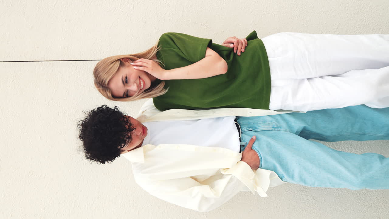 트렌디한 캐주얼 옷을 입은 커플