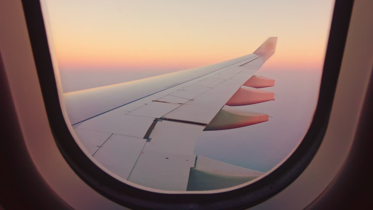 vista de las ventanas del avión del ala y el cielo