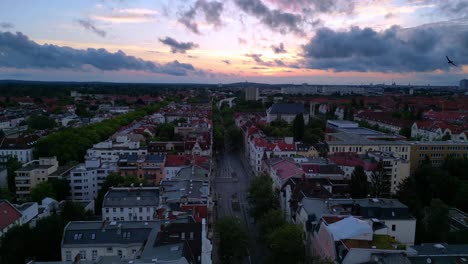 vista aérea de una ciudad al atardecer