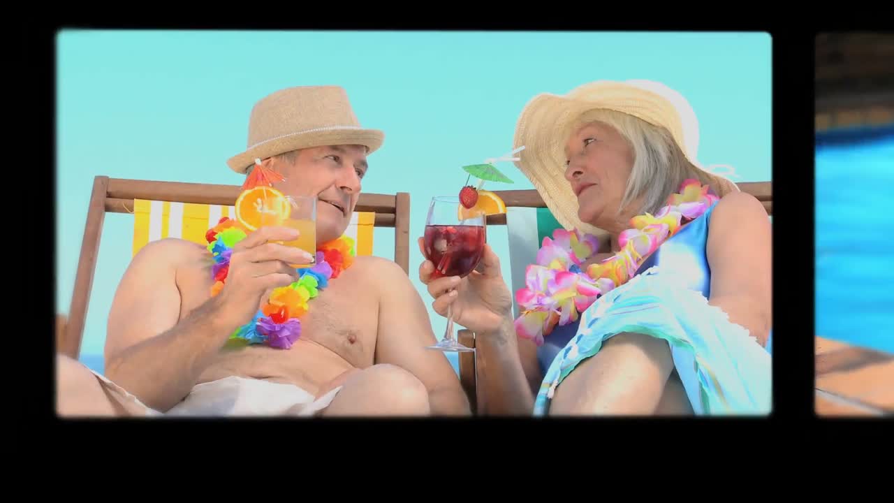 할아버지와 할머니가 가족과 함께 시간을 보내는 장면