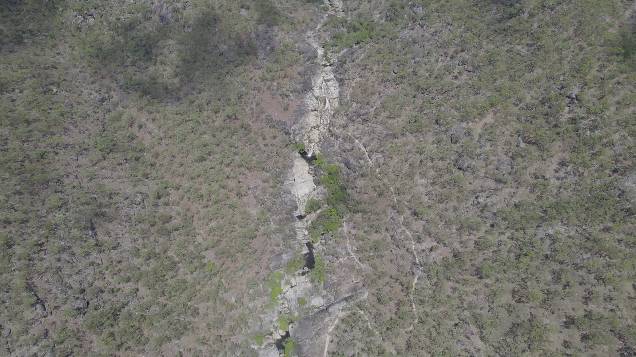 vista de pájaro sobre las cataratas de emerald creek y sus alrededores en mareeba, australia - disparo de drones