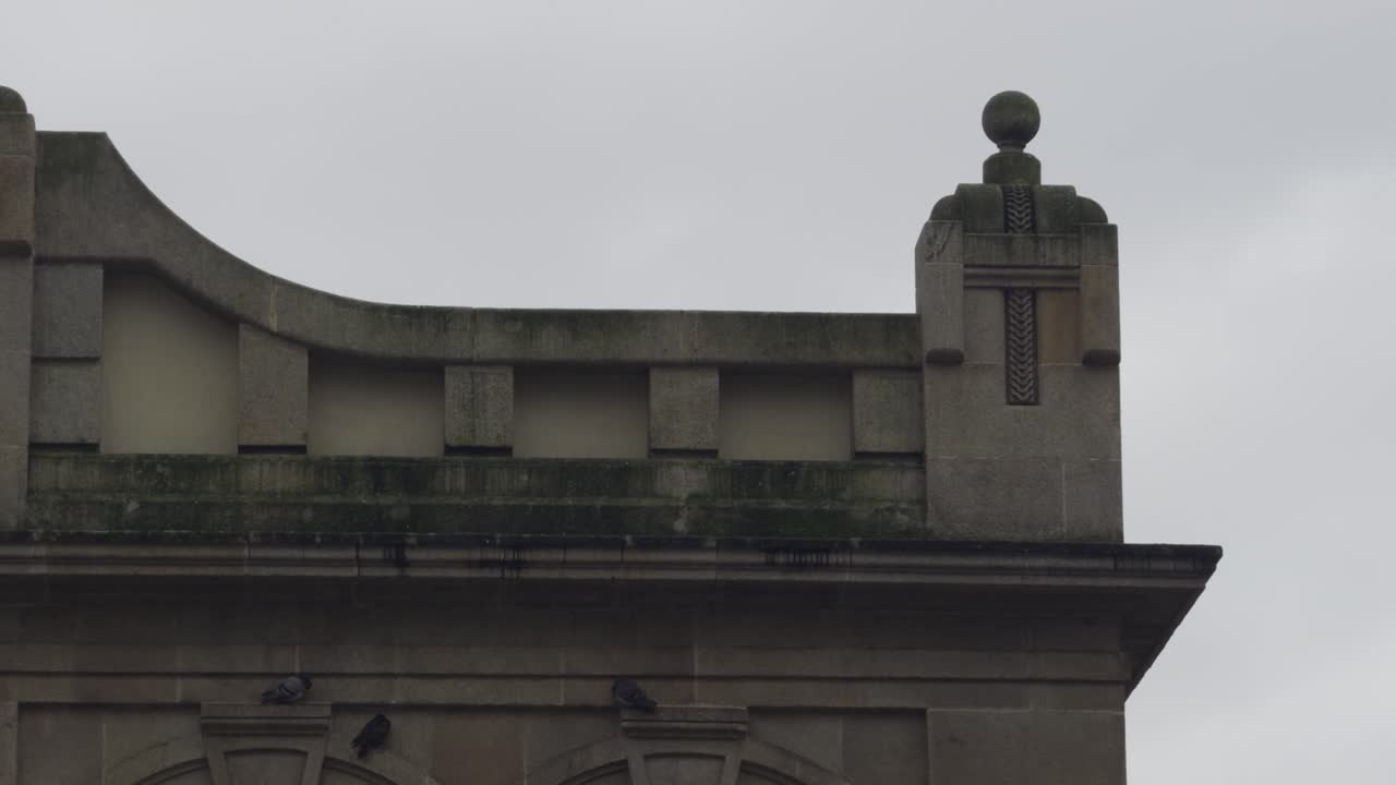 Colonna in pietra, dettagli incrociati del tetto e sfera in cima al mercato di Ourense.