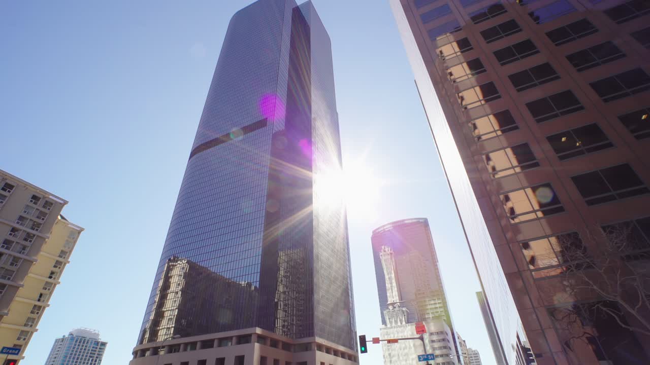 los rayos del sol brillan junto a los modernos rascacielos en el centro de los ángeles.