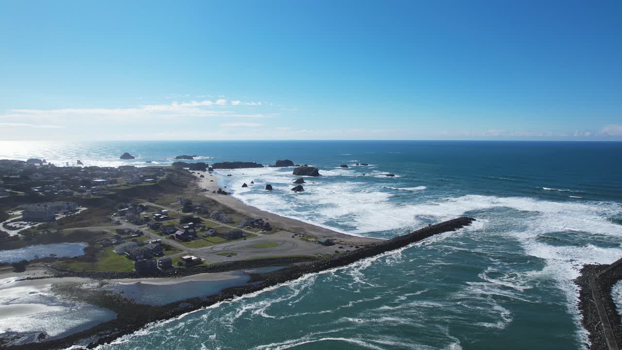 화창한 날 오레곤의 반돈 해변 위로 미끄러지는 푸른 하늘과 함께 아름다운 4k 공중 드론 샷