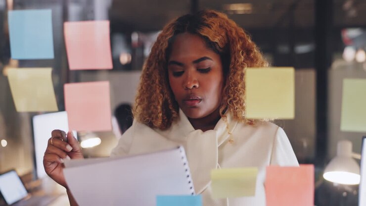 Donna d'affari, lavagna e post-it