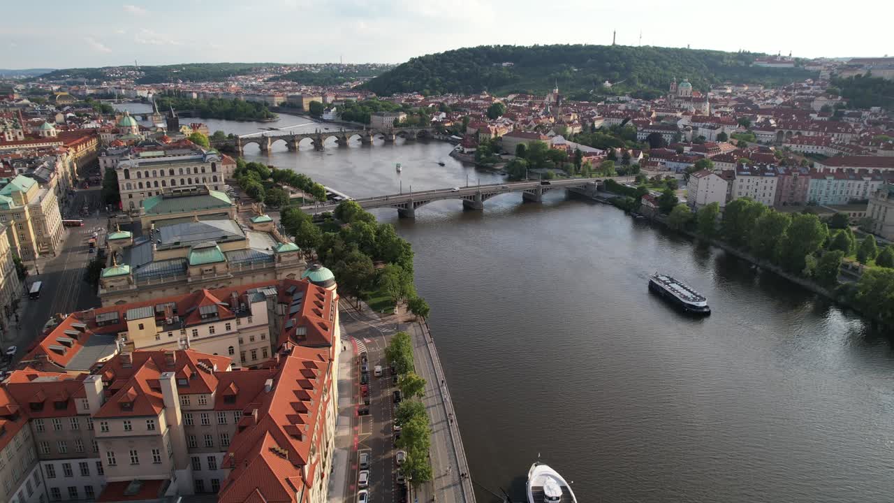 ciudad de praga, puente y calles, vista aérea, río vltava con barcos