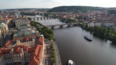 Ciudad-De-Praga,-Puente-Y-Calles,-Vista-Aérea,-Río-Moldava-Con-Barcos