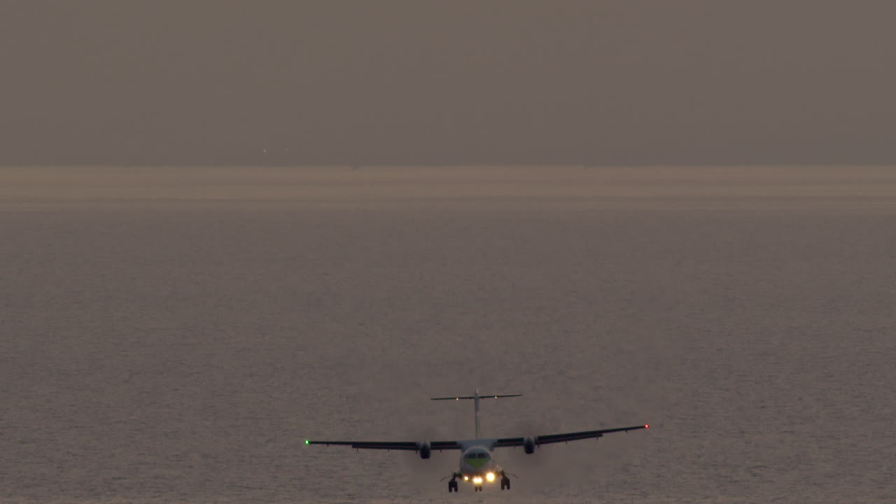 비행기가 공항에 착륙하고 있습니다.