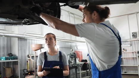 compañeros de trabajo en el taller