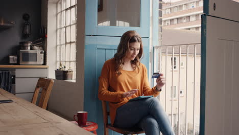 Mujer-De-Compras-Con-Tarjeta-De-Crédito-Usando-Tableta-Digital-En-Casa-Feliz