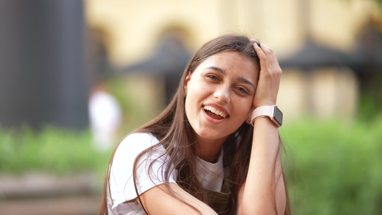 mujer joven riendo y mostrando expresión