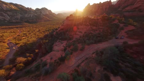 Pintoresca-Toma-De-Drones-Del-Paisaje-Escénico-En-Sedona-Arizona-Durante-La-Hora-Dorada