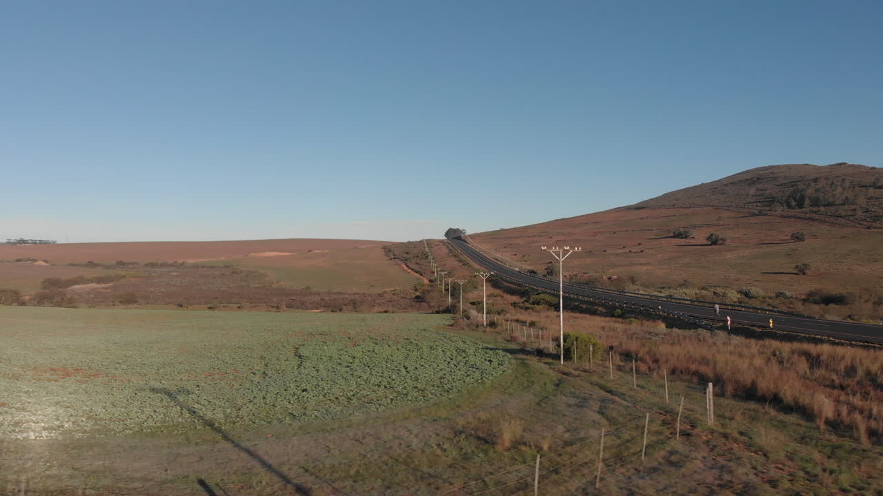 tiro de dron deslizante de un camino largo y desolado en el campo de áfrica