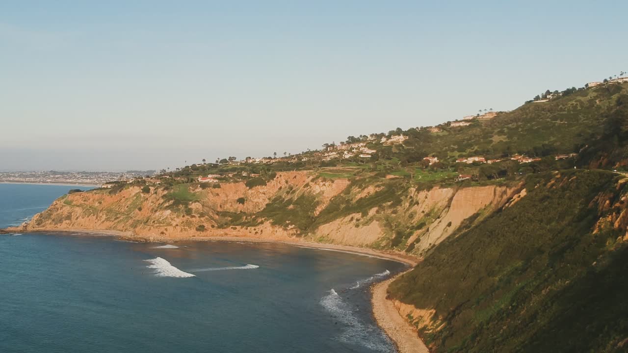 캘리포니아 주 팔로스 베르데스 사유지 근처에서 멋진 해안과 자연 생활에서 오후 드론 보기