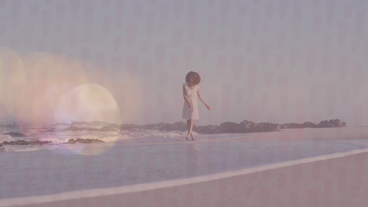 렌즈 플레어의 애니메이션 행복한 두 인종의 젊은 여성이 팔을 펴고 해변에서 고 있습니다.