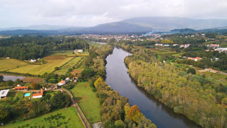 Atemberaubende-4K-Drohnenaufnahmen-Aus-Der-Luft-Von-Einer-Ponte-De-Lima-Und-Ihrem-Fluss,-Dem-Fluss-Lima-In-Portugal