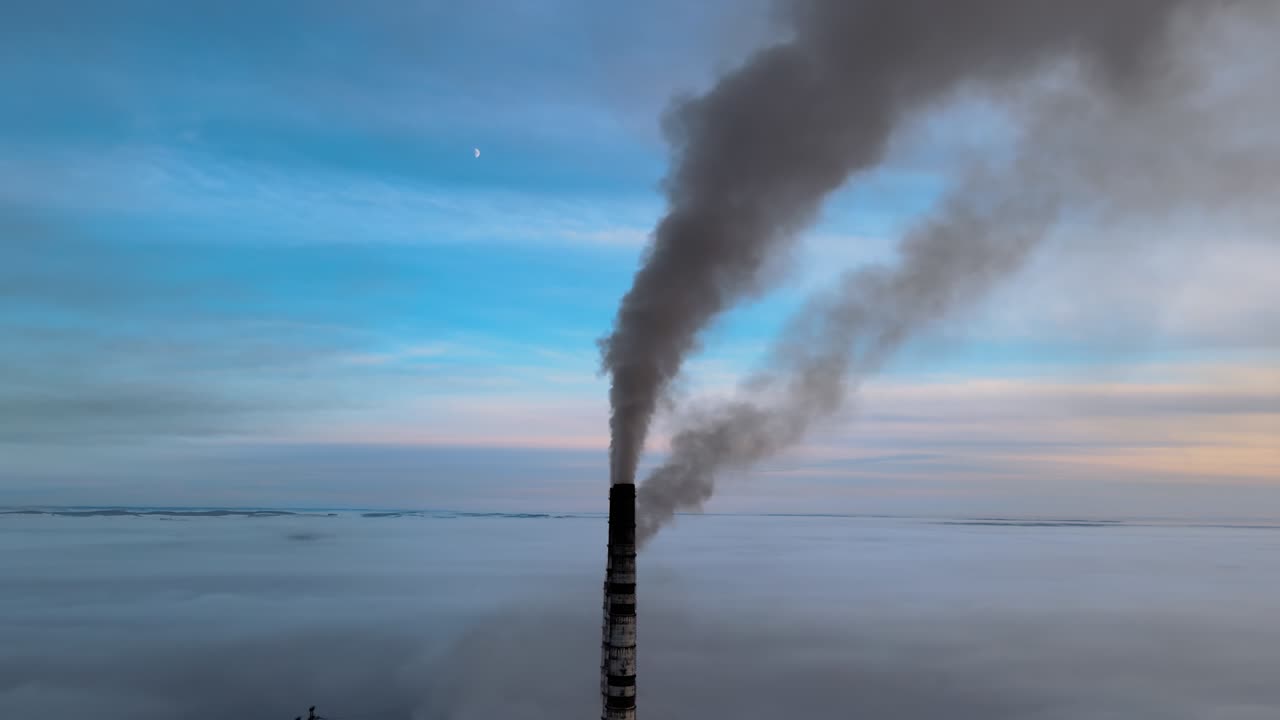 석탄 발전소의 높은 파이프와 검은 연기가 상승하여 대기를 오염시니다. 화석 연료 개념으로 전기 에너지를 생산합니다.