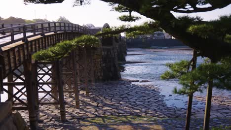 a ponte de kintaikyo no início da manhã, uma inclinação lenta revela o japão na primavera.