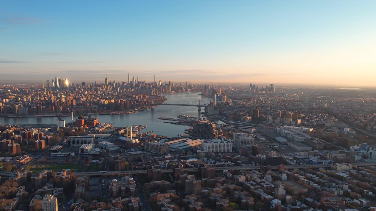 해가 뜨면 브루클린 시와 맨해튼 시의 스카이 라인의 공중 풍경.