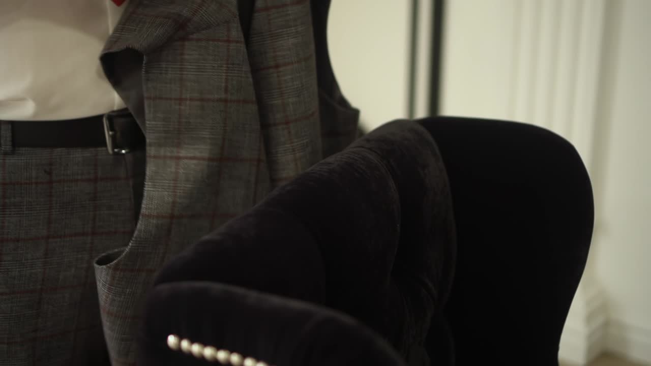 한 남자가 의자에서 베스트를 가져갑니다.