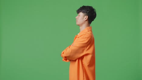 오렌지색 재을 입은 남자 프로파일 뷰