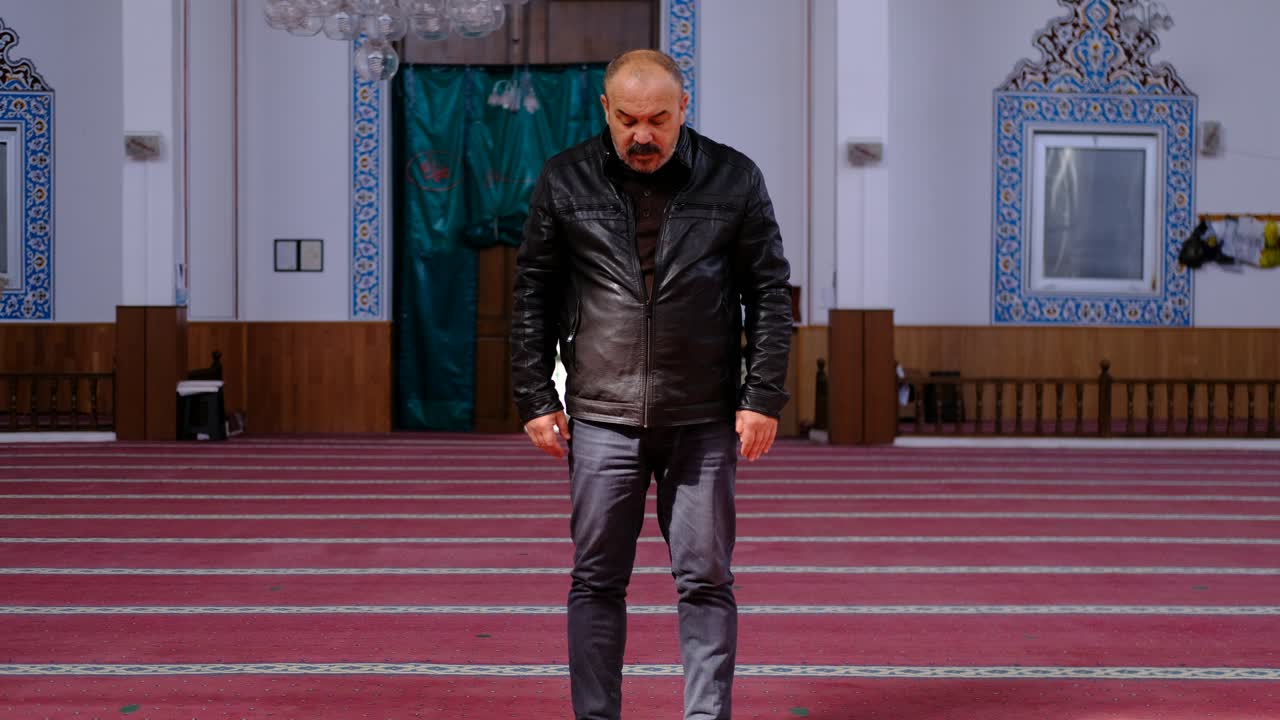 나이든 무슬림 남자는 모스크에서 예배하고 기도한다