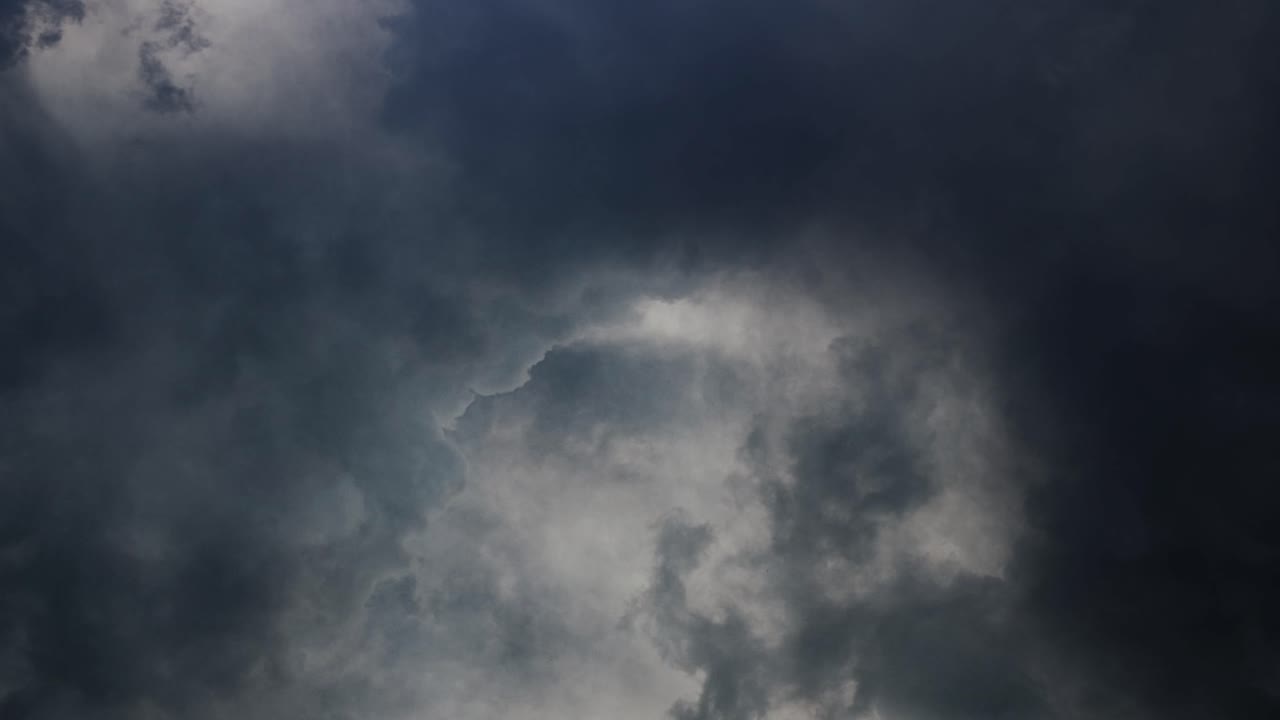tormentas eléctricas y nubes oscuras que se mueven con relámpagos